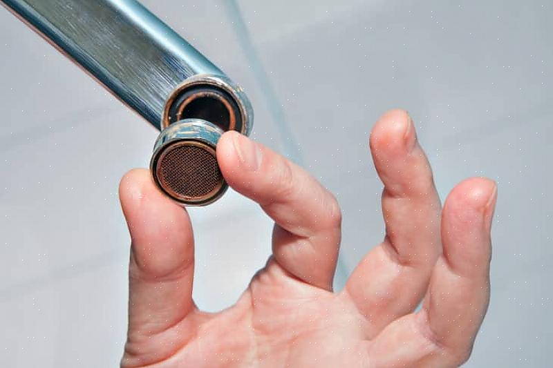 Als er water over de buitenkant van de beluchter stroomt
