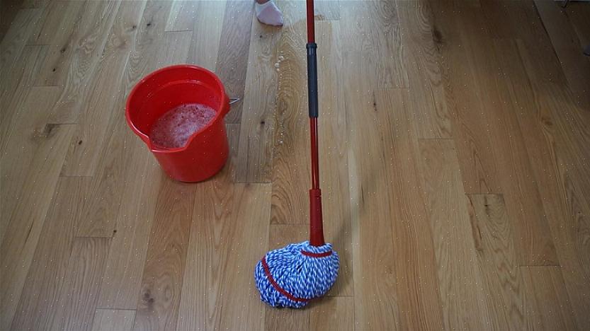 Vochtige dweil bij het dweilen van polyurethaan houten vloeren