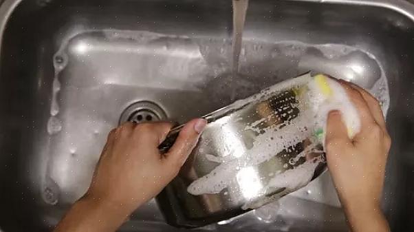 Hoe roestvrij staal te reinigen met warm water