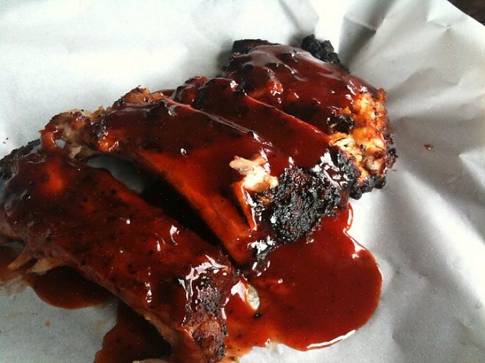 Gebruik een lepel of de achterkant van een botermes om de barbecuesaus voorzichtig uit de stof te scheppen