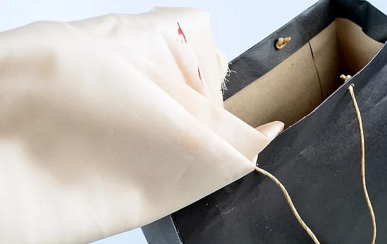 Satijnen kleding en lakens zijn elegant en luxueus