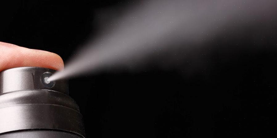 Volgt u dezelfde stappen die worden aanbevolen voor wasbare kleding om de haarlakvlekken te verwijderen
