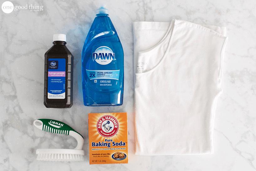 Sommige mensen raden aan om het shirt aan te trekken voordat ze deodorant aanbrengen