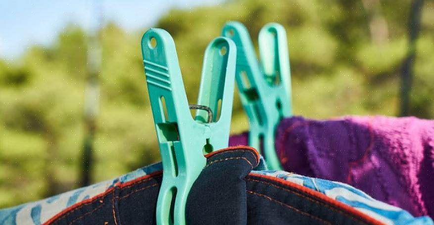 Het zijn de resten wasmiddel die in uw wasgoed achterblijven waardoor de kleding stijver wordt