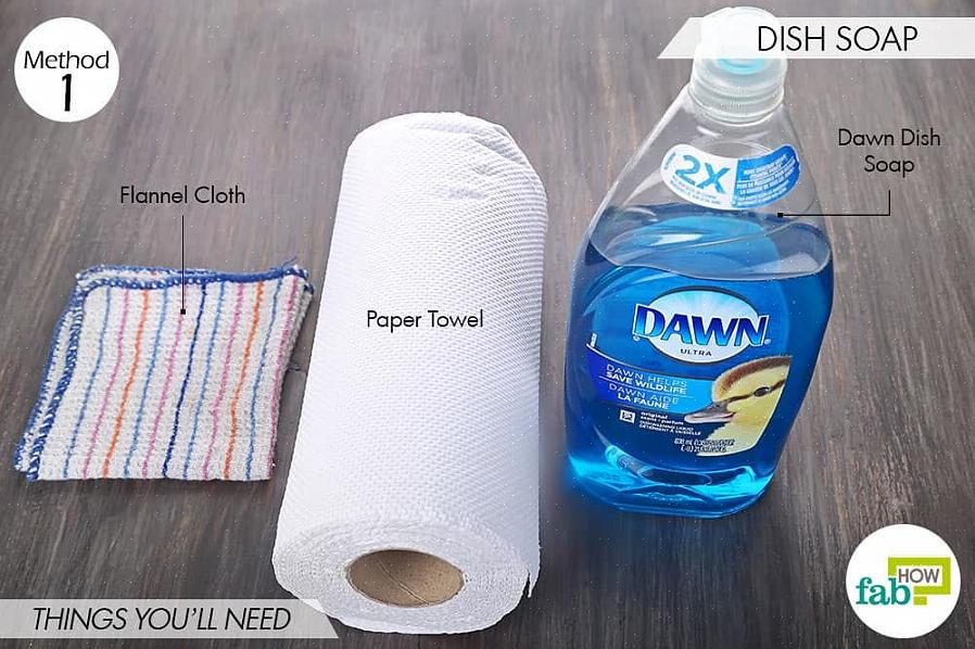 Meng dan een eetlepel handafwasmiddel in twee kopjes heet water