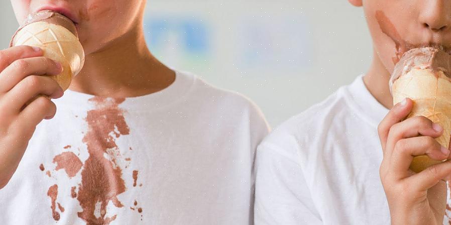 Bevochtig voor de resterende vlek een schone witte doek met water
