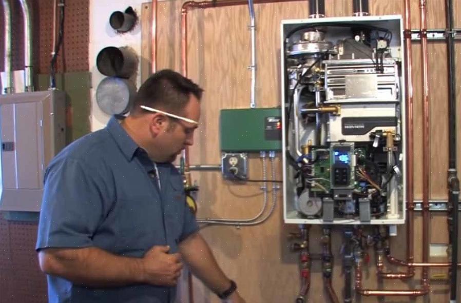 Bevestig een tuinslang aan de aftapkraan op de boiler