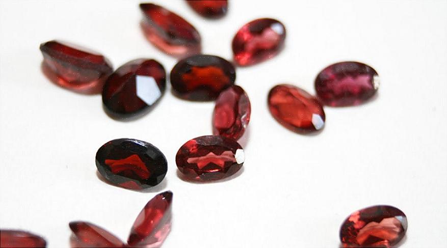 De naam Garnet komt van het Latijnse Granatum voor granaatappel omdat de kleur van dit kristal lijkt