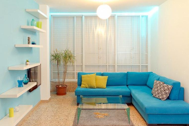 Het houten feng shui-element van de mand voedt het vuurfeng shui-element van de kaarsen
