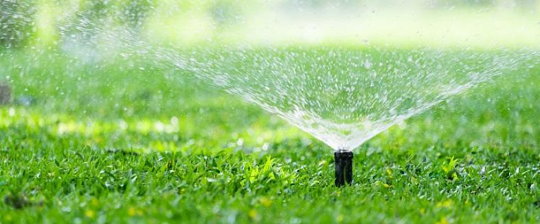 Open langzaam de hoofdafsluiter om water in het sproeisysteem te laten stromen