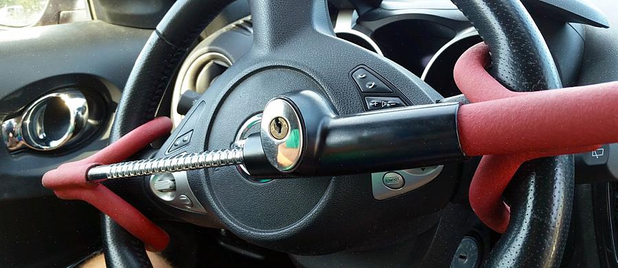 Waardoor een dief niet aan het stuur kan draaien omdat de stang de autodeur raakt