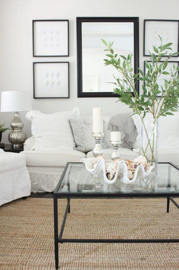 Decoratieve accessoires worden gebruikt om een kamer een formele uitstraling te geven