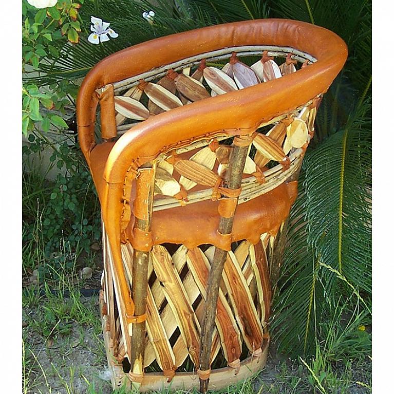 Aan de eettafel draagt een set Mexicaanse Equipale-stoelen bij aan het natuurlijke gevoel van de ruimte
