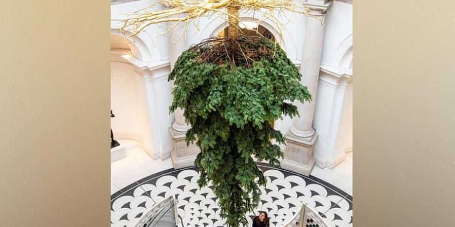 En sommigen denken dat een omgekeerde kerstboom respectloos of heiligschennend is
