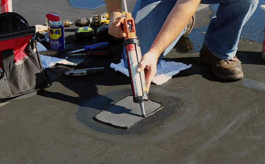Breng een enkellaagse EPDM-lijm aan op de achterkant van de pleister