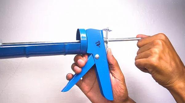 Beweeg de staaf naar voren door deze met de trekker van het kitpistool naar voren te bewegen totdat de kit