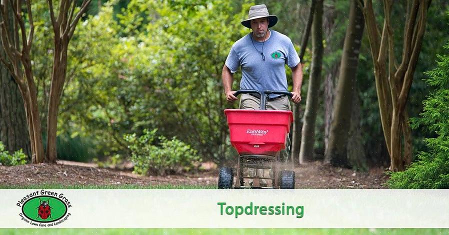Compost die over het vilt wordt verspreid