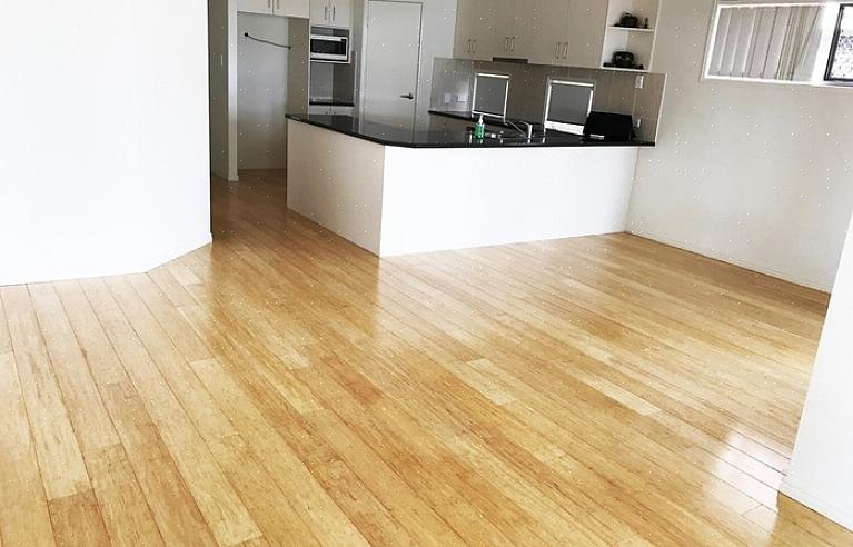 De kamer wordt vervolgens verankerd door het kastanjehouten dressoir aan het einde