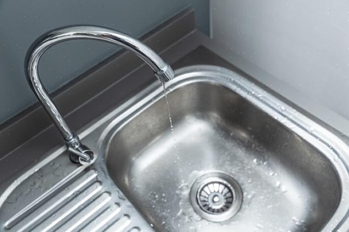 Onderbouwspoelbakken hebben daarentegen geen problemen met het morsen van water op het aanrecht