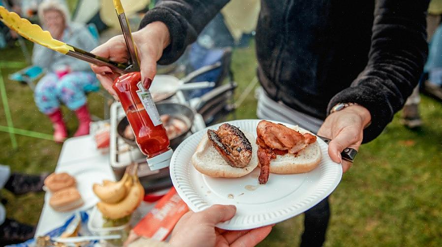 U kunt met zoveel werk worden geslagen dat u denkt dat u uw bureau niet lang genoeg kunt verlaten om te eten