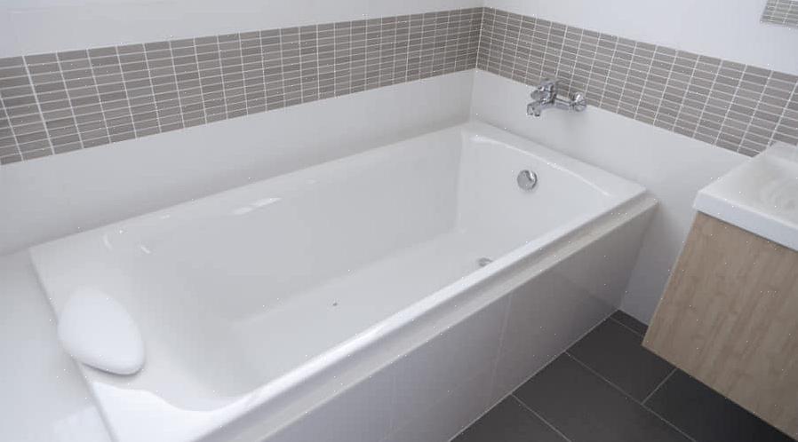 Een voering voor bad of douche is een stevig stuk acryl of PVC-plastic dat is ontworpen om precies