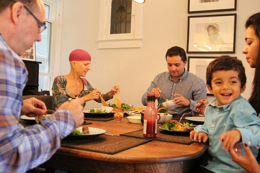 Als niemand in uw familie of vriendengroep aanbiedt om Thanksgiving te organiseren
