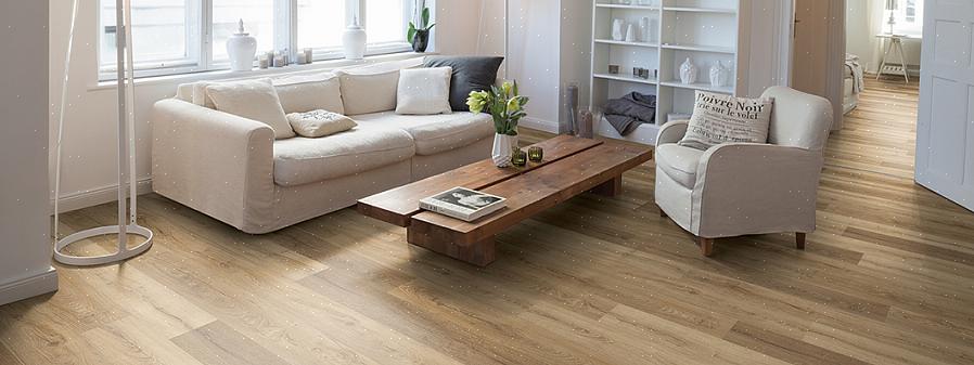 In deze scène zien we een faux exotisch hardhouten laminaatvloer geïnstalleerd in een formele woonkamer
