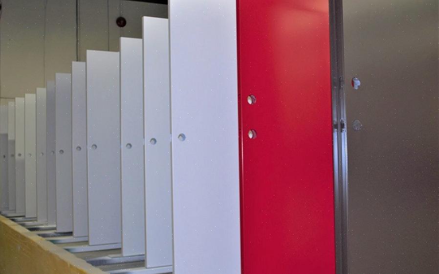 De panelen van een klassieke deur met zes panelen zijn meestal drie paar van verschillende afmetingen