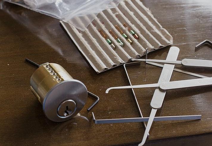 De kit heeft een duwapparaat waarmee u de sleutelknop uit de sleutelbehuizing kunt duwen