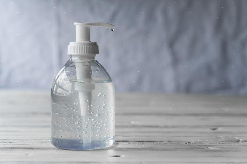 Dit DIY-recept voor handdesinfectie maakt gebruik van de populaire etherische olie Thieves van Young Living
