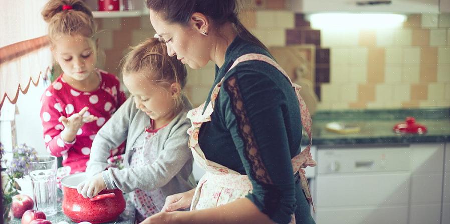 Kinderen in de schoolgaande leeftijd kunnen leren om wasgoed op te vouwen