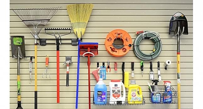 Je systeem kan zo simpel zijn als een plastic opbergrek met bakken of een volledige garagekast