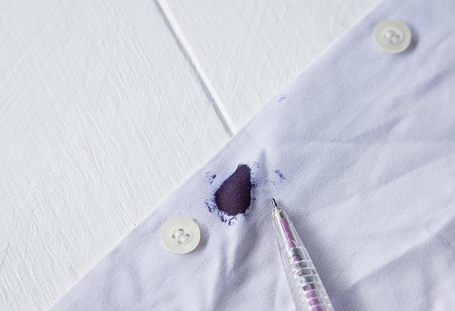 Veeg dan onmiddellijk zoveel mogelijk inkt weg met een papieren handdoek of servet