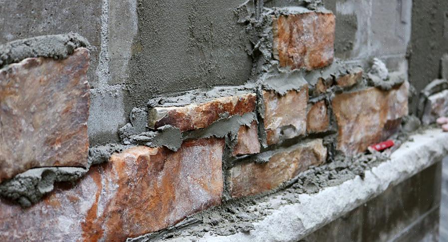 U moet op zijn minst een natte schraaplaag op de steen aanbrengen voordat u het fineer plaatst