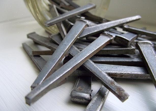Steek betonnen of metselwerkspijkers in de gaten