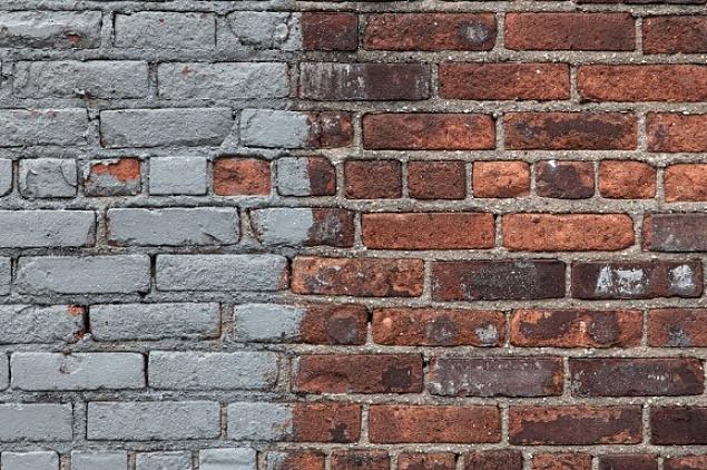 De steen handmatig uitsnijden met een metselbeitel