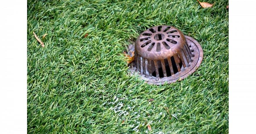 Elke afwateringsgeul moet van uw tuin af hellen