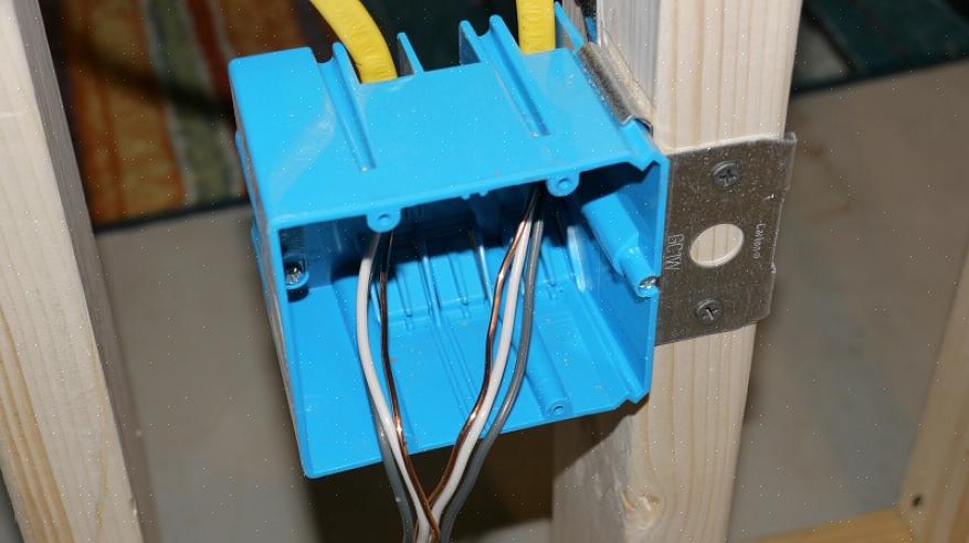 De inspecteur zorgt er ook voor dat er voor elke kamer het juiste aantal circuits voor algemene verlichting