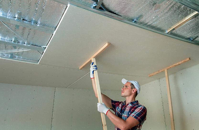 Als het beschadigde plafond zich onder een zolder bevindt