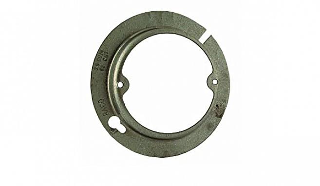 Een standaard achthoekige schakelkast is een gewone metalen kast die met houtschroeven rechtstreeks