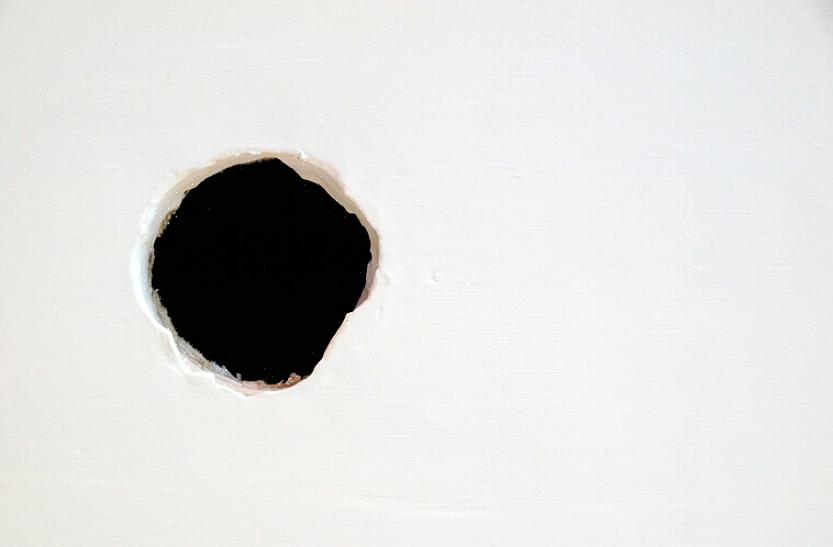Kleine gaten vereisen in wezen slechts een beetje rommel (spackle of gipsplaatverbinding)