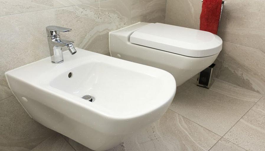 Sluit de watertoevoerleidingen met de hand aan op het bidet