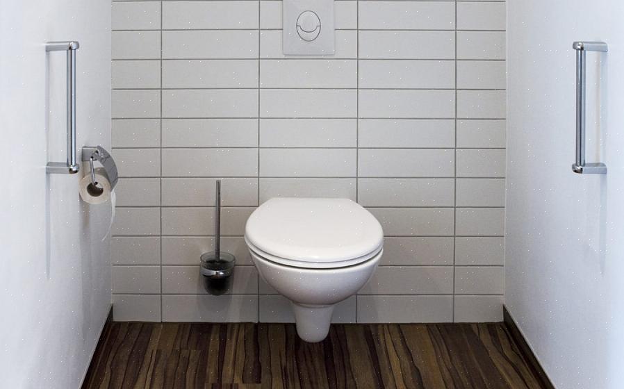Installeer het toilet door de ring van was of siliconen op de flens van de toiletkast te plaatsen