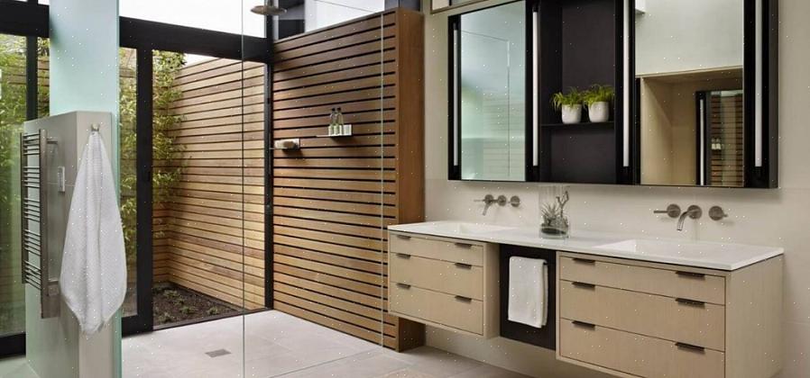 "Je kunt designtrucs gebruiken door middel van verlichting om de ruimte in een kleine badkamer visueel