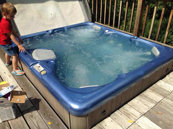 Mogelijk moet u een gekwalificeerde elektricien inhuren om het stopcontact in de buurt van de hot tub