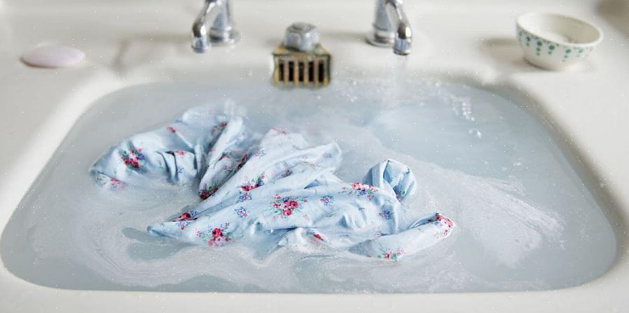 Buigt u de kracht van het water af met uw hand of een kopje
