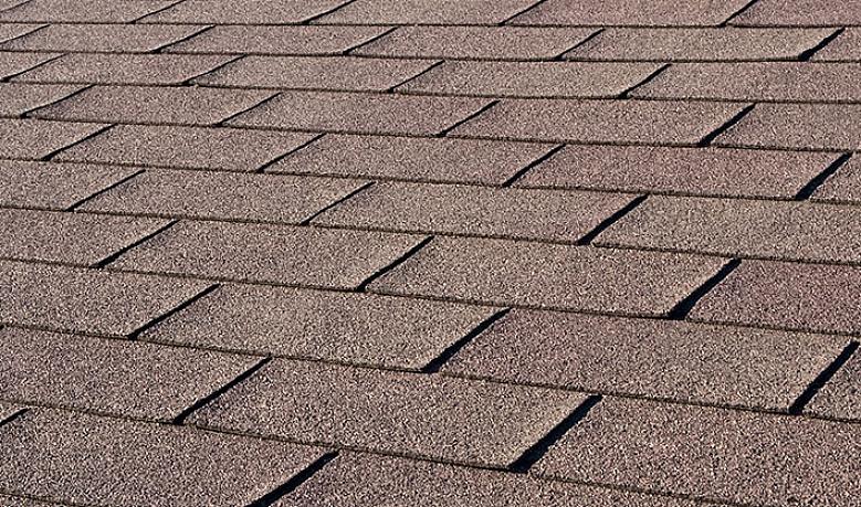 De meest voorkomende stijlen van asfaltshingles zijn de "strip" shingle of de "gelamineerde" shingle