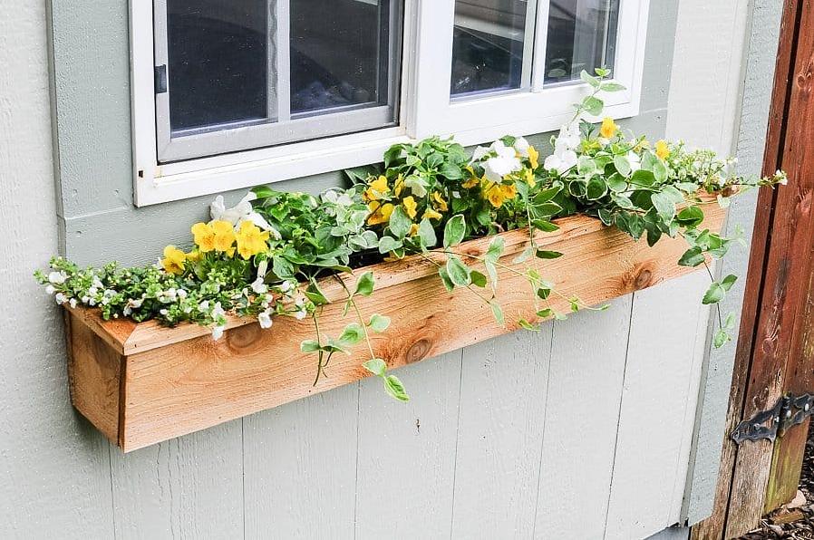 Een puur decoratief gezichtskader van planken van 0,60 cm x 2,50 cm geeft de bloembak de finishing touch