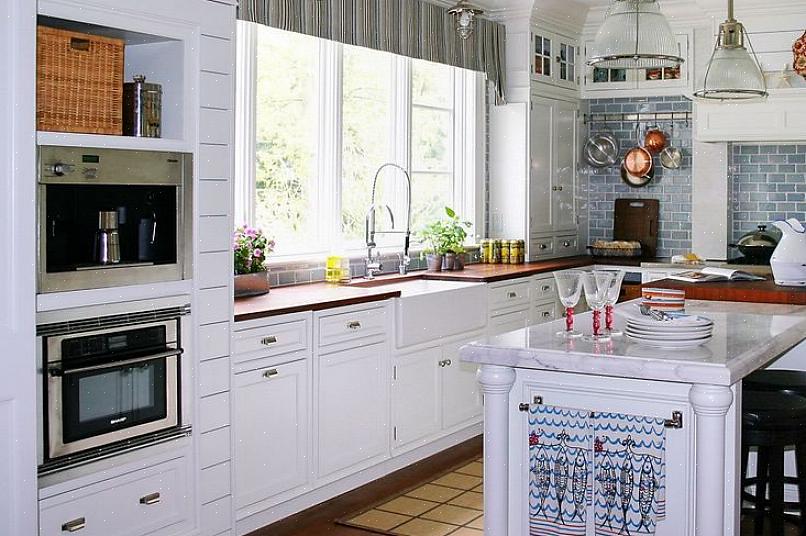 Decoratieve items is altijd de juiste keuze om in een boerenkeuken te ontwerpen