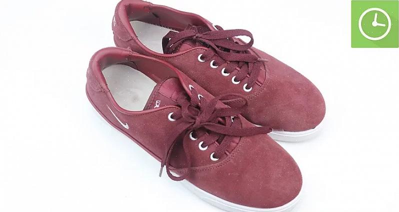 De schoenen aan de lucht te laten drogen